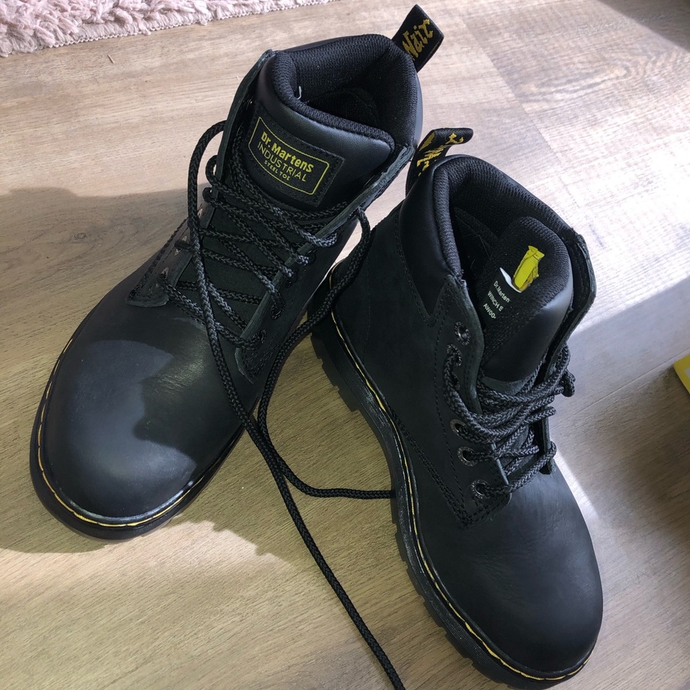 Dr.martens steel toe boots with box